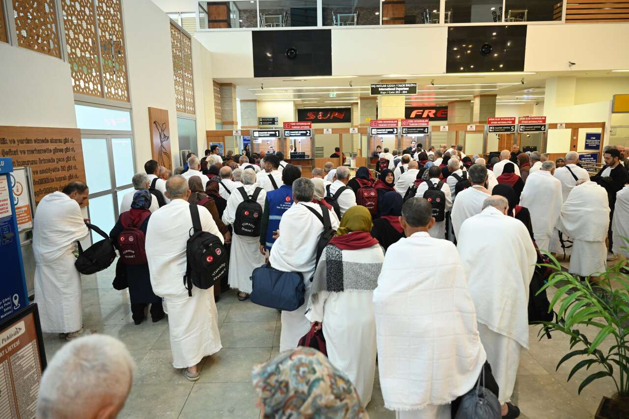 Konya’da kutsal yolculuk! Vefa Umresi’nin üçüncü kafilesi dualarla uğurlandı 2